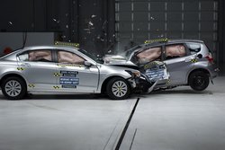 Crash-test Honda Accord vs Fit