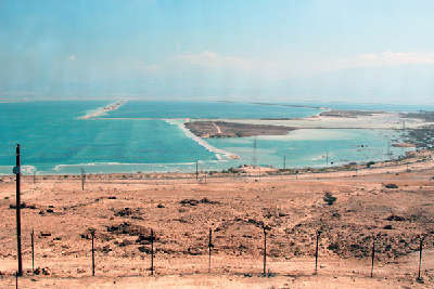 IMG_5379.jpg Пейзаж Мёртвого моря поразил обилием колючей проволоки и промышленных разработок.