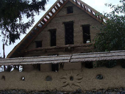 2d111cd4a2e0e796ceea1923e57a36a0.JPG по дороге, в каком то селе стоит вот такой вот глиняный дом(строят)