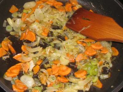 31138e6357ffa9f21777fac793cfcaa2.jpg 2. На сковороде в оливковом масле обжариваем порей с морковкой и тимьяном