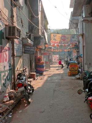 fdf8cb1a99dabf7e262fb22654274efe.jpg это не самый бедный район Дели. все улицы в трущобах, утыканых магазинчиками, вывесками и т.д.
