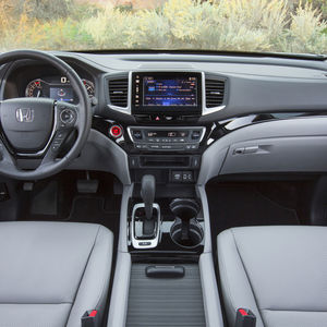 2017-Honda-Ridgeline-interior-02
