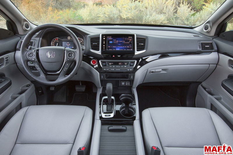 2017-Honda-Ridgeline-interior-02