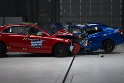 Crash-test Toyota Camry vs Yaris